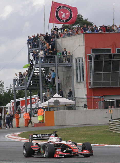 Kasper Andersen kørte i 2009 i Superleague Formula klassen, hvor han henrykkede sine fans, som blandt andet her på Zolder banen i Belgien.